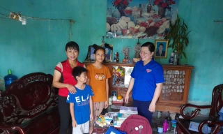 Nhà sách Tiền Phong nâng bước hai trẻ mồ côi đến trường