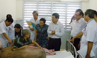 Rất khó phẫu thuật cho người mang khối u 80kg