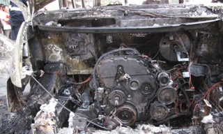 Ô tô 16 chỗ đang chạy bỗng bùng cháy