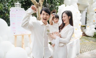 Ngày thôi nôi, con gái Đông Nhi chọn đồ gì khiến netizen thốt lên: Nối nghiệp mẹ chắc rồi!