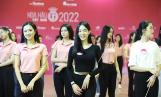 Thí sinh Hoa hậu Việt Nam 2022 trang điểm nhẹ nhàng vẫn rạng rỡ, dù có lúc bật khóc vì áp lực