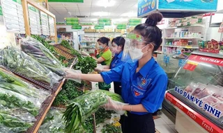 TP.HCM: Gen Z kể chuyện tình nguyện đi chợ hộ, tiết lộ bí kíp tủ lạnh luôn có đồ tươi