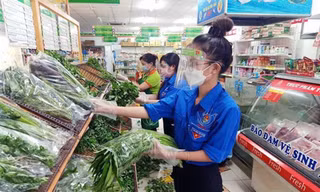 TP.HCM: Gen Z kể chuyện tình nguyện đi chợ hộ, tiết lộ bí kíp tủ lạnh luôn có đồ tươi