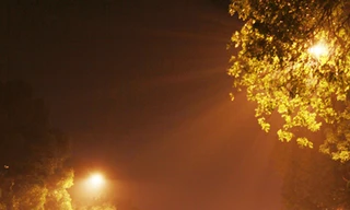 Hà Nội mờ ảo trong khói lạ