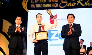 Bộ trưởng Bộ Thông tin và Truyền thông Nguyễn Bắc Son trao danh hiệu Sao Khuê 2013 cho sản phẩm Zalo