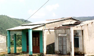 Nhiều nhà ở làng TĐC Nam Mỹ đóng cửa bỏ hoang