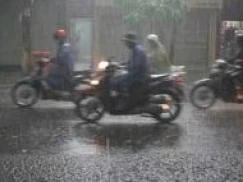 Mưa dông tiếp diễn ở Bắc Bộ