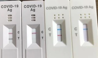 Nhiều sinh viên vừa nhập học được một tuần đã phải test nhanh 3-4 lần rất tốn kém. Ảnh: Đ.H