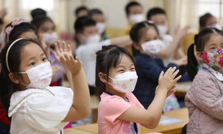 Hôm nay hơn 1 triệu học sinh tiểu học và học sinh lớp 6 trên toàn TP quay lại trường học trực tiếp. Các học sinh vui vẻ trong ngày đầu đến lớp. Ảnh: Như Ý