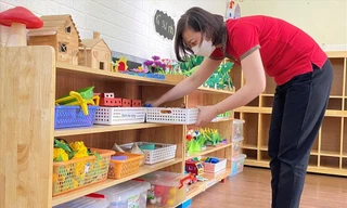 Giáo viên mầm non tất bật dọn dẹp, chuẩn bị cho ngày mai học sinh trở lại trường. Ảnh minh họa