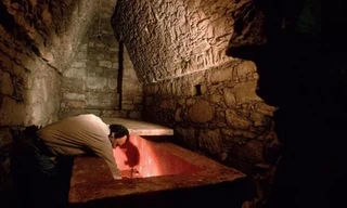 Một nhà khoa học đang nghiên cứu mộ phần của Nữ Hoàng Đỏ - Ảnh: ANCIENT ORIGINS