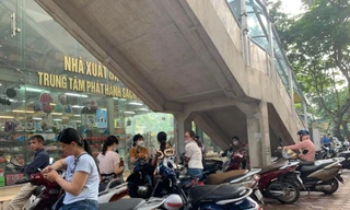 Nhiều phụ huynh thấp thỏm chờ con trước cổng trường thi của ĐH Sư phạm Hà Nội. Ảnh: Đỗ Hợp