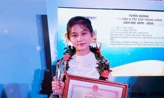 Sinh viên Vũ Thị Quỳnh Mai trong lễ tuyên dương Sinh viên 5 tốt cấp Trung ương.