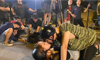 Hậu trường cảnh hôn trên đường của Minh Minh và Hào (Ảnh: Nghệ sỹ cung cấp)