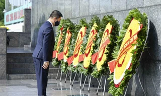 Chủ tịch Quốc hội Cộng hòa Singapore và phu nhân vào Lăng viếng Chủ tịch Hồ Chí Minh. (Ảnh: TTXVN) 