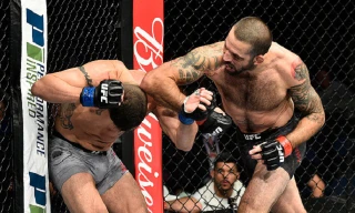 Võ sĩ MMA hạ gục đối thủ bằng đòn cùi chỏ 'trời giáng'