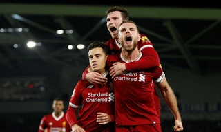 Philippe Coutinho (trái) cùng các đồng đội ở Liverpool ăn mừng bàn thắng.