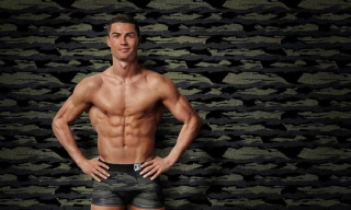 Ở tuổi 32, thân hình Ronaldo vẫn vô cùng săn chắc và gợi cảm