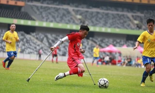 Xúc động hình ảnh cầu thủ 'độc cước' ghi bàn
