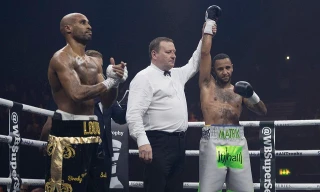 Võ sỹ quyền Anh bị xử thua vì 'đánh trộm' đối thủ