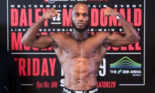 Tung đòn hiểm, nhà vô địch MMA khiến đối thủ quỳ gối xin thua