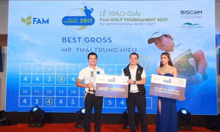 Ông Trần Quang Huy – Tổng giám đốc Tập đoàn FLC, Trưởng BTC trao giải Best Gross cho golfer Thái Trung Hiếu 