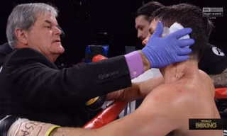 Bác sĩ kiểm tra chấn thương Stephen Smith.