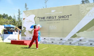 Chủ tịch tập đoàn BRG, Madame Nguyễn Thị Nga phát bóng khai mạc giải đấu