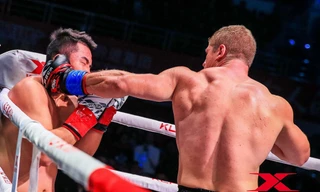 Võ sĩ Trung Quốc bị đánh tối tăm mặt mũi, ngã quỵ xuống sàn