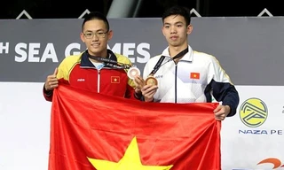 Lâm Quang Nhật và Nguyễn Huy Hoàng trên bục nhận huy chương.