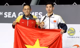 Lâm Quang Nhật và Nguyễn Huy Hoàng trên bục nhận huy chương.