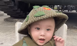 Hình ảnh đáng yêu của em bé 8 tháng tuổi được đi chơi lễ 30/4