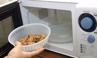 Không nên sử dụng đồ nhựa trong lò vi sóng
