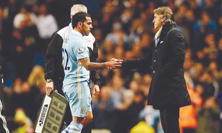 Mancini vẫn tung cờ trắng dù M.U bại trận