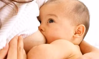 Trẻ nuôi bằng sữa mẹ có thể thiếu Vitamin D, nên bổ sung cho trẻ ngay khi chào đời.