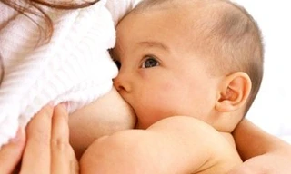 Trẻ nuôi bằng sữa mẹ có thể thiếu Vitamin D, nên bổ sung cho trẻ ngay khi chào đời.