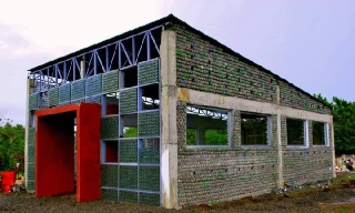 Xây trường học bằng chai nhựa