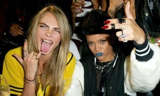 Rihanna ‘nổi loạn’ với áo xuyên thấu và môi xanh lét