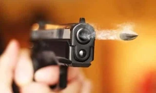 Mang súng bắn vào nhà bạn gái vì đòi chia tay