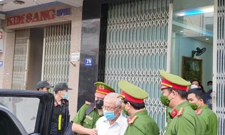 Công an dẫn giải ông Lê Văn Dẽ - Cựu Giám đốc Sở Xây dựng Khánh Hoà về nơi tạm giam. Ảnh LỮ HỒ.