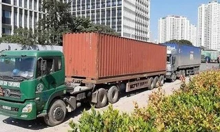 Container chở thuốc bắc lậu trong vụ án bị cơ quan chức năng phát hiện, kiểm tra.