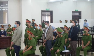 Bị cáo Phan Văn Anh Vũ và Nguyễn Duy Linh (áo ghi, đeo kính) tại toà. Ảnh: N.L