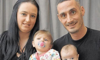 Chín tháng, hai lần sinh con