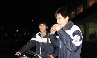 Hai học sinh lớp 10 Trường THPT Quang Trung -Hà Nội ăn chung một chiếc bánh mỳ sau khi tan học lúc 19h. Ảnh: Trường Phong