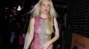 Lottie Moss 'thả rông' với váy xuyên thấu, tiết lộ đời sống tình dục sau chia tay bạn trai