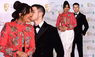 Không nội y, Hoa hậu Priyanka Chopra khoe ngực đầy bên chồng kém 10 tuổi trên thảm đỏ