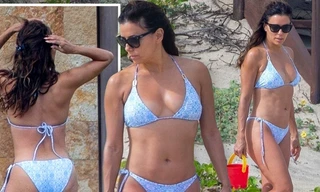 Eva Longoria diện bikini nóng bỏng ở tuổi 46