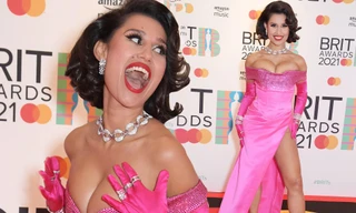 Nữ ca sĩ Anh quốc phô ngực 'bốc lửa' trên thảm đỏ bị 'ném đá'