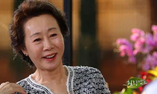 Nữ diễn viên Hàn Quốc 74 tuổi đi vào lịch sử châu Á nhờ thắng tại giải ‘tiền Oscar’