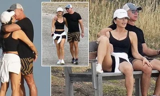 Tỷ phú Amazon liên tục ôm hôn bạn gái 52 tuổi khi đi du lịch cùng bạn bè